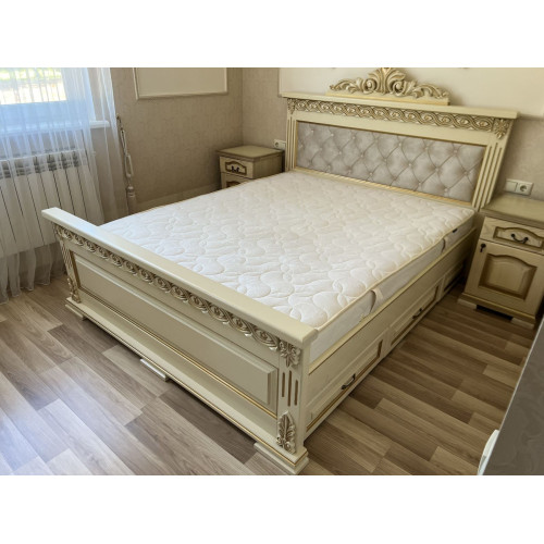 Ліжко з дуба в спальню